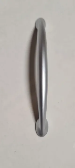 Tirador de puerta plateado