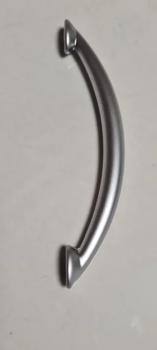 Tirador de puerta plateado