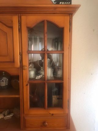 Aparador de pino con vitrinas