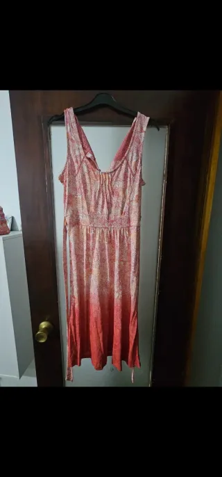 Vestido de tirantes naranja y rosa