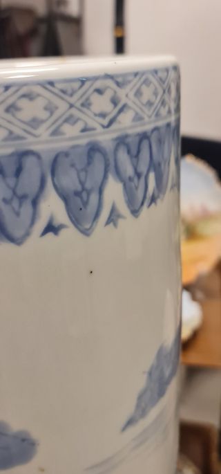 Paragüero de loza oriental azul y blanco