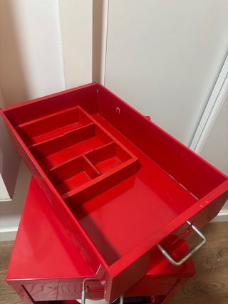 Cajonera roja metalica.