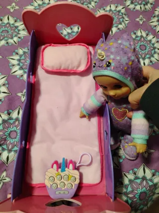 Muñeca con cuna y accesorio unicornio