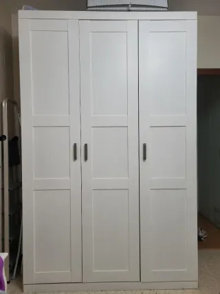 Armario blanco de madera