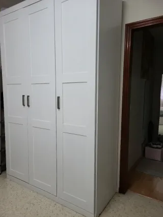 Armario blanco de madera