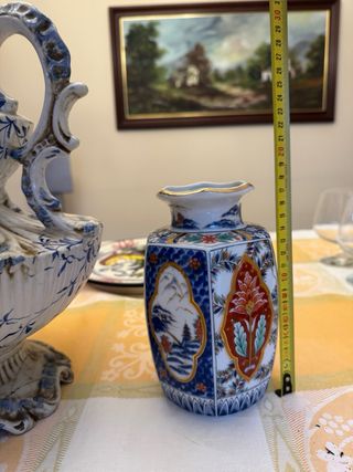 Jarrón de cerámica decorado. Hecho en japon.