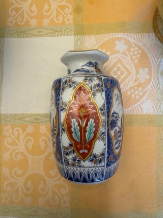 Jarrón de cerámica decorado. Hecho en japon.