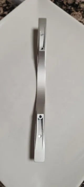 Tirador de mueble plateado