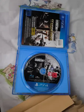 Resident Evil 7 Biohazard PS4 y Rainbow six siege.