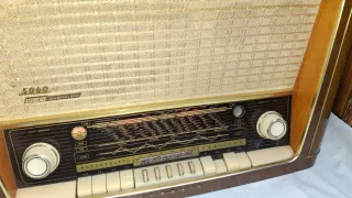 Radio antigua marca GRUNDIG