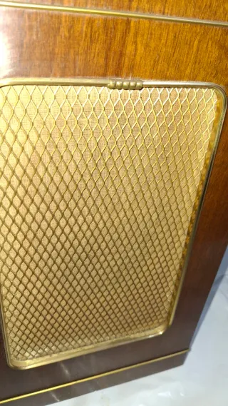 Radio antigua marca GRUNDIG