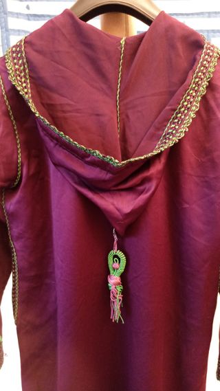 Túnica árabe granate con capucha