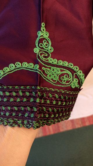 Túnica árabe granate con capucha