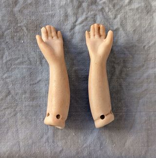 Coppia di bracci di bambola in porcellana biscuit antica