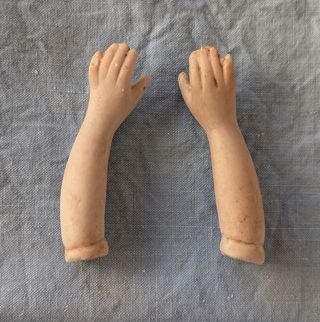 Coppia di bracci di bambola in porcellana biscuit antica