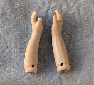 Coppia di bracci di bambola in porcellana biscuit antica