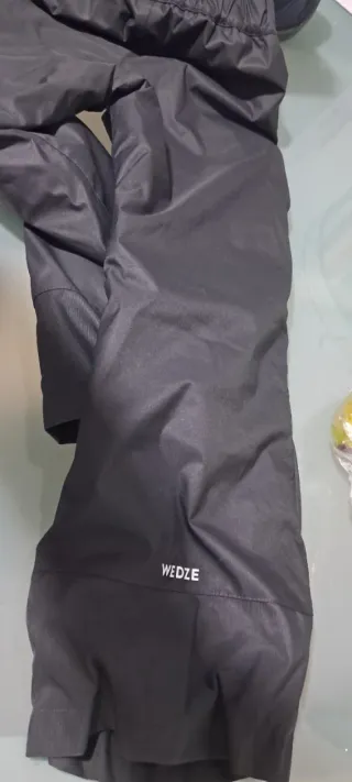 Botas, pantalon y guantes de nieve Decathlon.