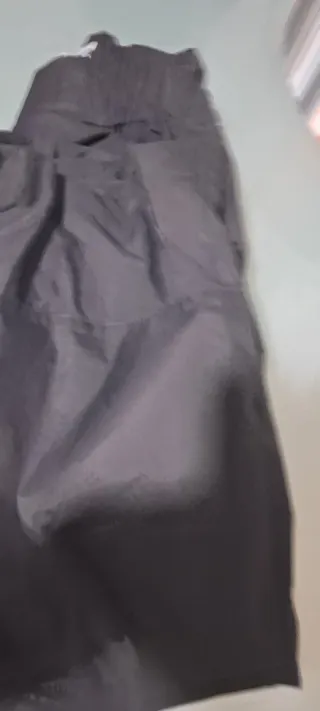 Botas, pantalon y guantes de nieve Decathlon.