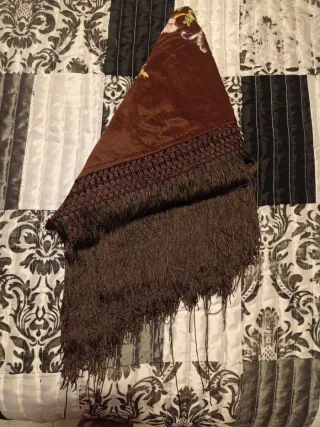Mantón marrón bordado con flecos