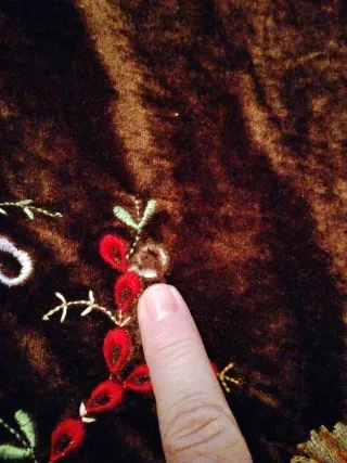 Mantón marrón bordado con flecos