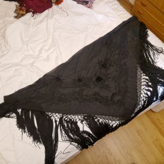 Chal cuadrado bordado con flecos