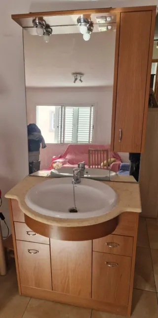 Mueble de baño con espejo y lavabo