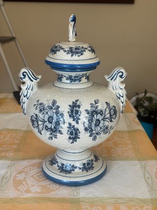 Jarrón de cerámica azul y blanco
