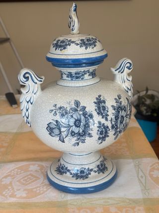 Jarrón de cerámica azul y blanco
