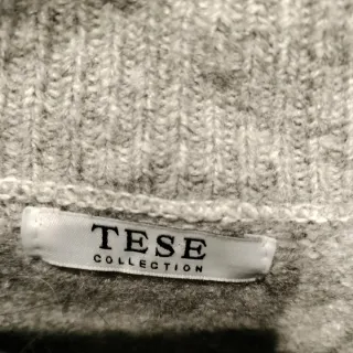 Jersey gris con flor negra