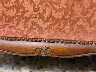 Butacas antiguas de tela y madera