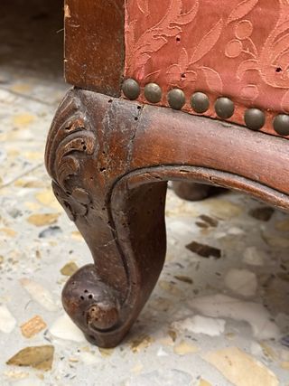 Butacas antiguas de tela y madera