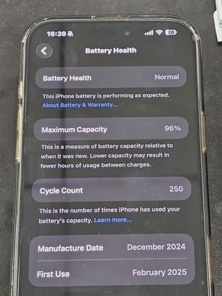 iPhone 16 Pro Max Dorado/Plateado Casi Nuevo