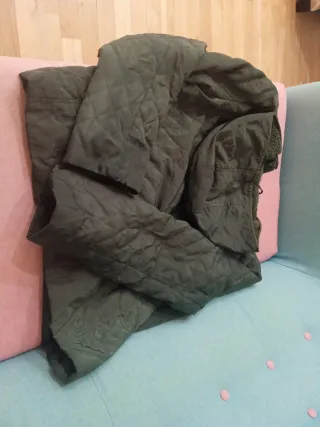 Cazadora verde con capucha