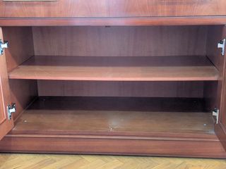 Mueble aparador de madera.