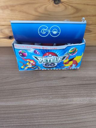 Caja Pokemon: 24 Pokeballs + 48 Muñecos Pokemon.