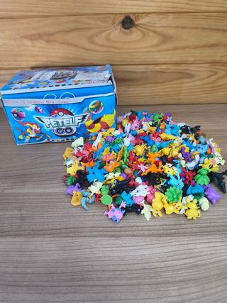 Caja Pokemon: 24 Pokeballs + 48 Muñecos Pokemon.