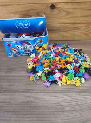 Caja Pokemon: 24 Pokeballs + 48 Muñecos Pokemon.