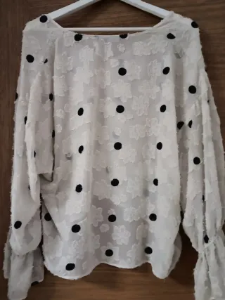 Blusa de lunares blanca y negra