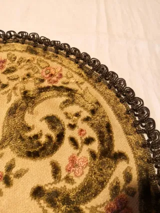Centro rotondo in velluto con decori floreali