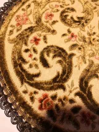 Centro rotondo in velluto con decori floreali