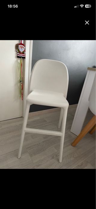 Silla alta blanca de plástico