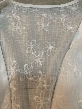 Blusa blanca manga larga bordada