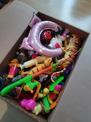 Scatola di piccoli giocattoli