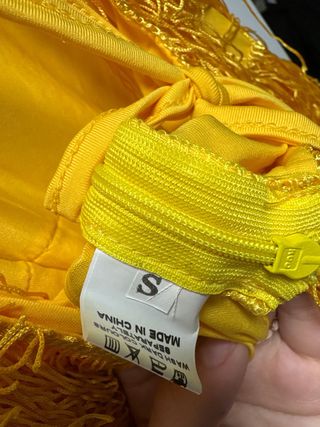 Mono mujer con borlas