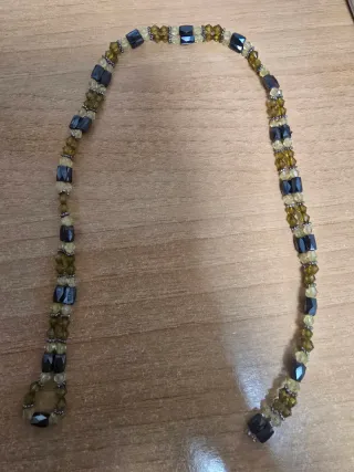 Collar de cuentas gris y verde con imán