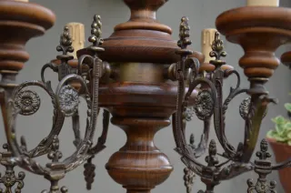 Lampadario vintage stile liberty in noce e bronzo