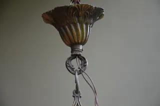 Lampadario vintage stile liberty in noce e bronzo