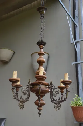 Lampadario vintage stile liberty in noce e bronzo