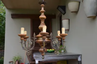 Lampadario vintage stile liberty in noce e bronzo