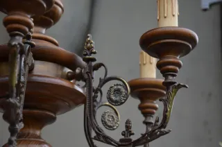 Lampadario vintage stile liberty in noce e bronzo